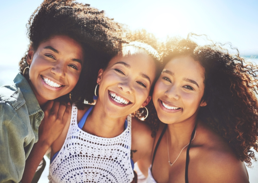 Foto di tre ragazze brasiliane che sorridono