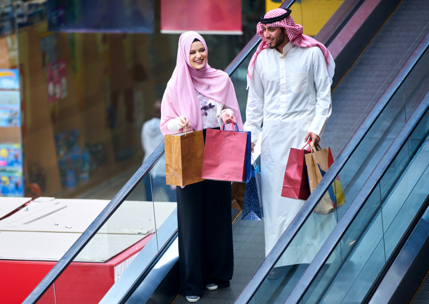 Foto di coppia musulmana che fa shopping