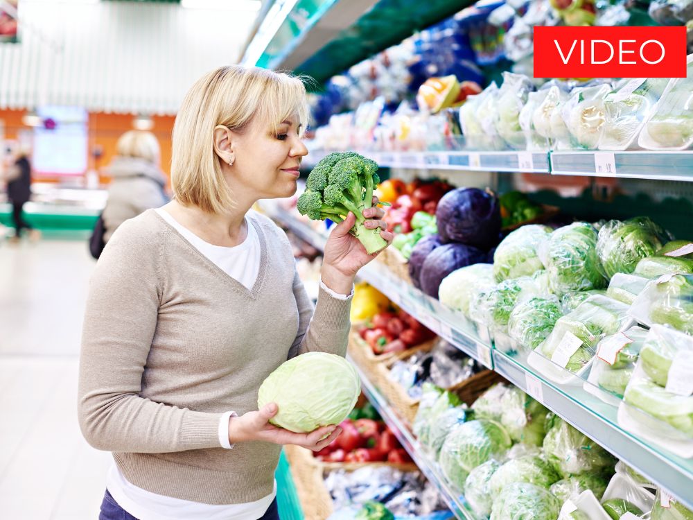 Foto di donna che sceglie la verdura al supermercato