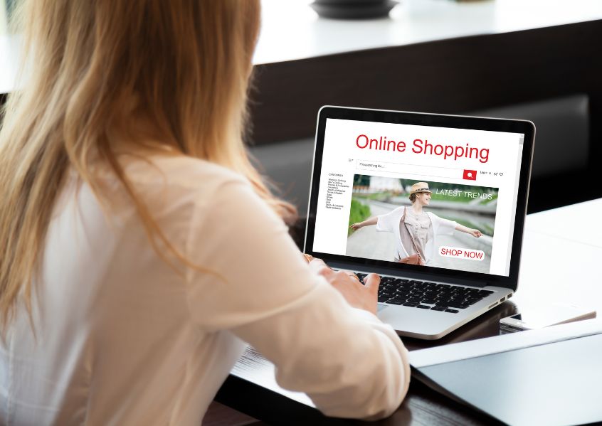 Foto di donna che sta facendo shopping online