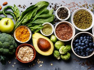 Foto di tavola piena di prodotti alimentari
