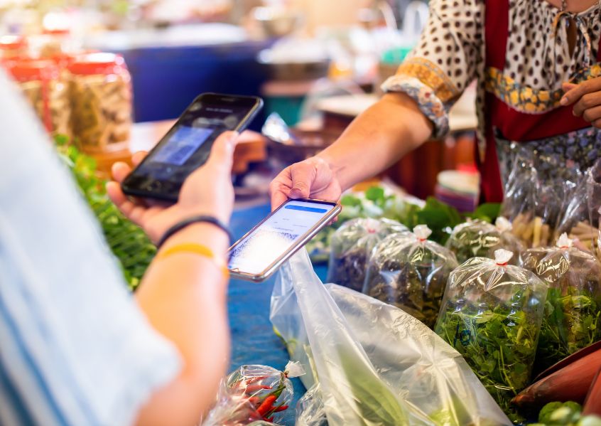 Foto di persona che paga con smartphone