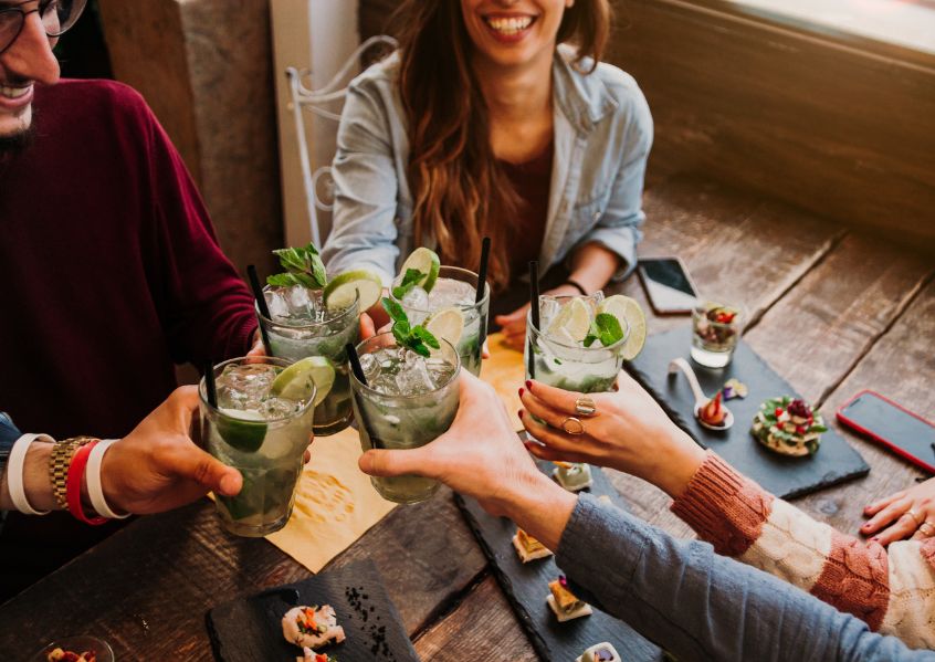 Foto di GenZ che fanno aperitivo