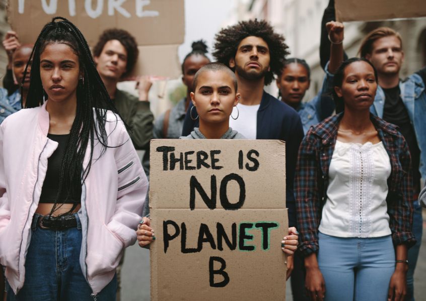 Foto di ragazzi che manifestano per il bene del pianeta