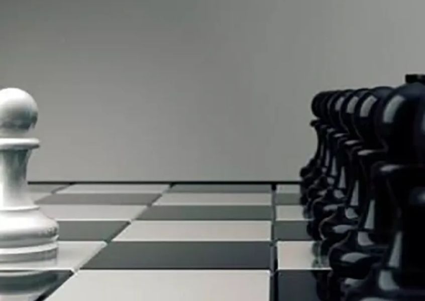 Foto di scacchiera con scacco bianco contro tanti scacchi neri