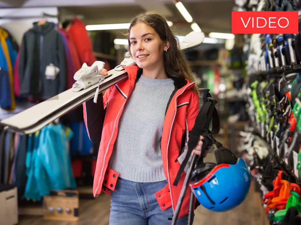 Foto di ragazza che compra attrezzatura sportiva