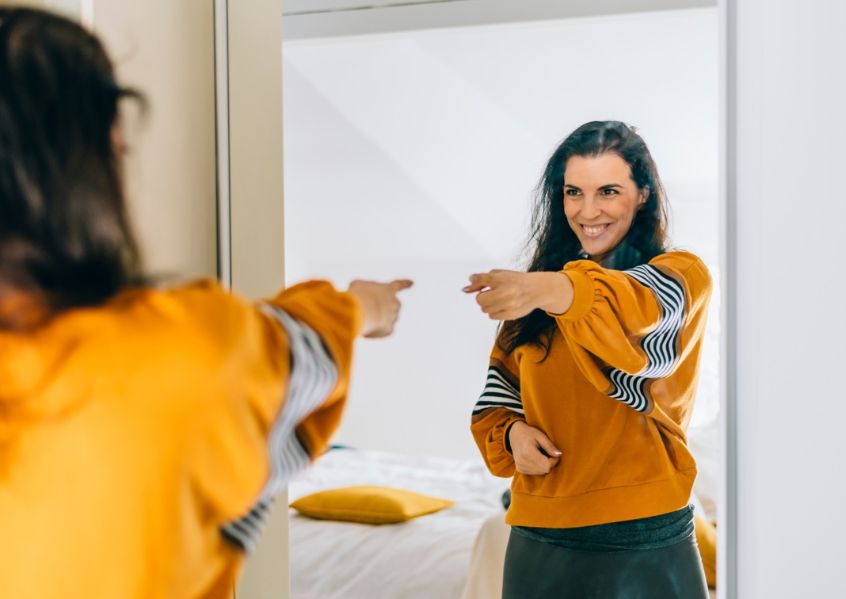 Foto di ragazza che si guarda allo specchio