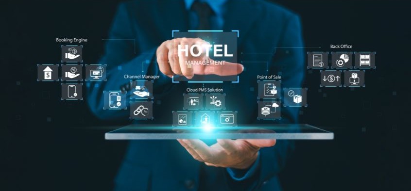 Foto con uomo che ricerca hotel tramite IA