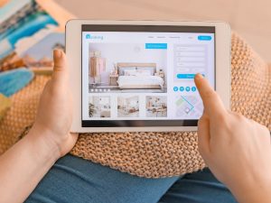 Foto di tablet con ricerca di hotel