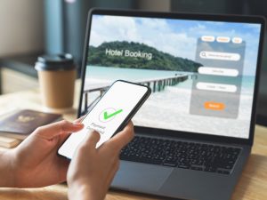 Foto di persona che prenota online un albergo