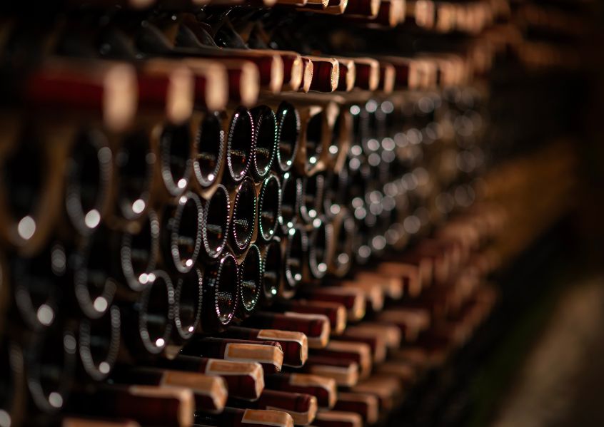 Foto di cantina di vini in bottiglia