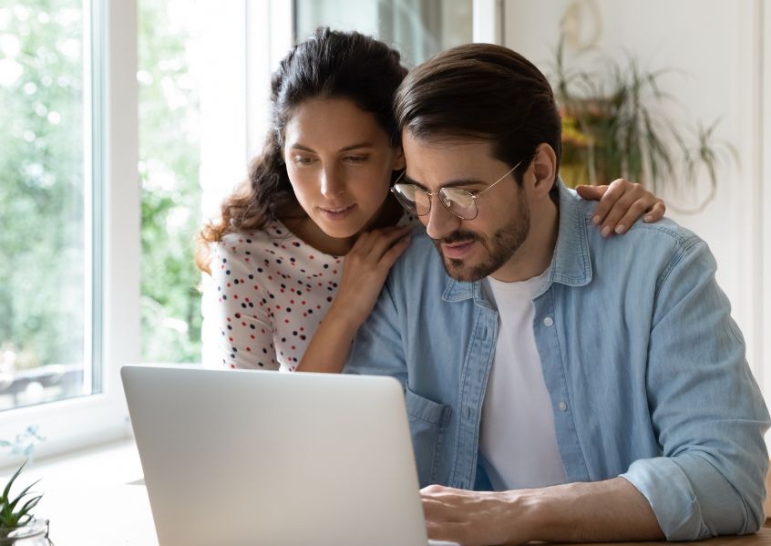 Foto di uomo e donna che guardano un pc