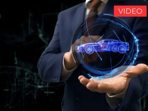 Foto con uomo che tiene prototipo di auto in mano