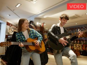 Foto di ragazzi che suonano la chitarra