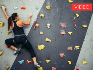 Foto di ragazza che si arrampica su parete attrezzata