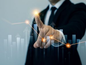 Foto di manager che punta il dito verso dei dati statistici