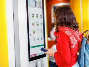 Foto di donna che ordina da un ledwall