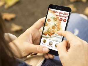 Foto di persona che ordina cibo online