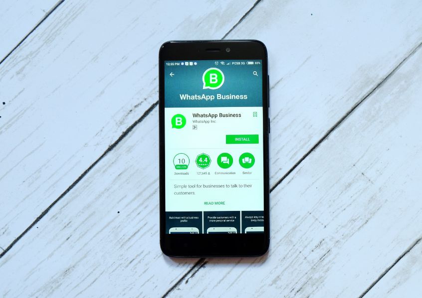 Foto di telefono con whatsapp aperto