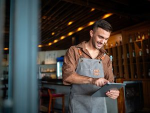 Foto di cameriere con tablet in mano