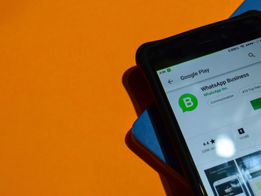 Foto con schermata di WhatsApp Business